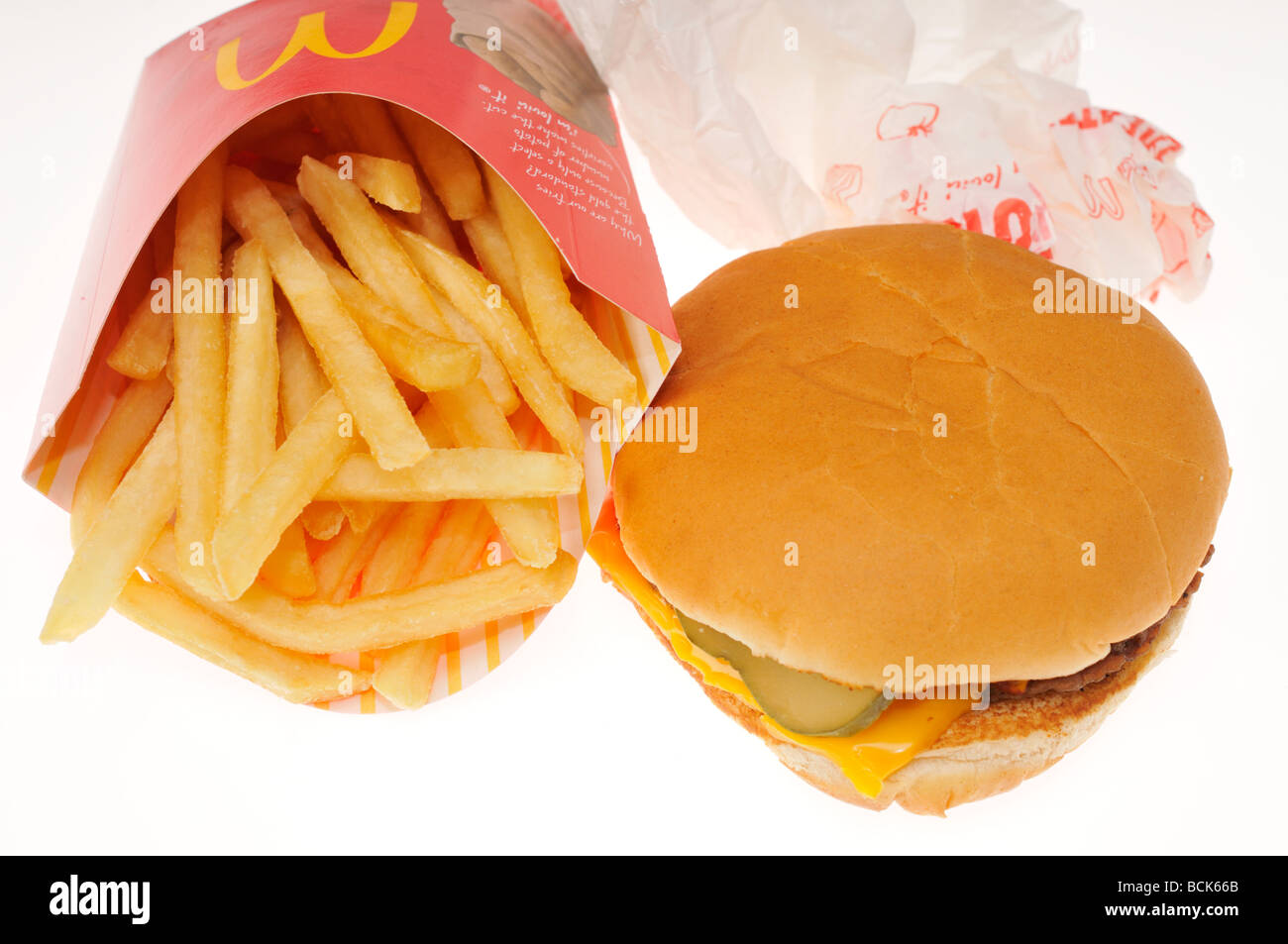 Mcdonalds cheeseburger, patatine fritte e wrapper su bianco Foto Stock