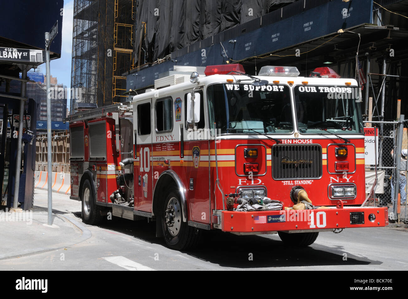 Un motore fire parcheggiata vicino al sito del World Trade Center di Manhattan. Il motore Co. 10 è la più vicina stazione dei vigili del fuoco per il sito. Foto Stock