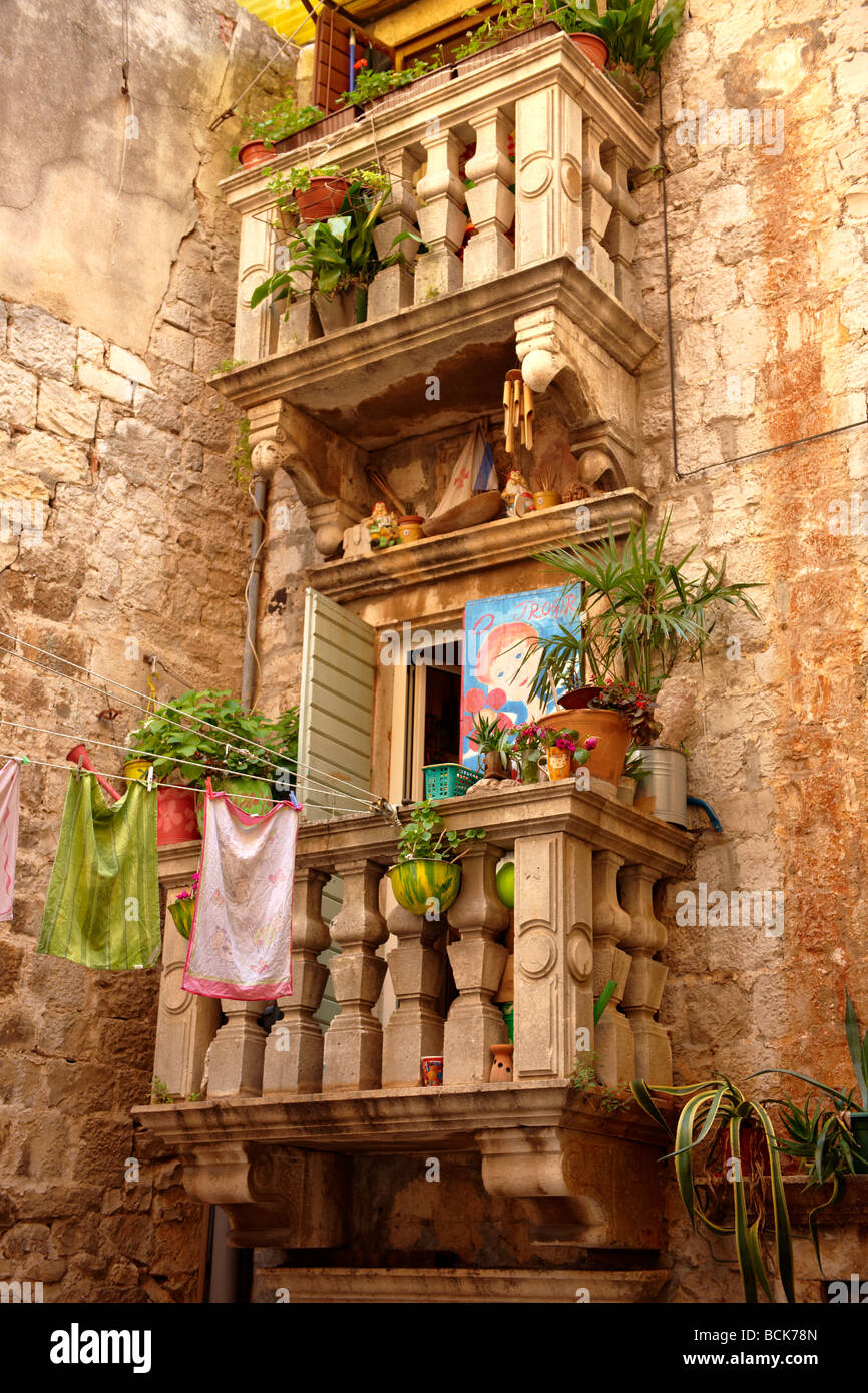 Pietra di balconi e scale, Trogir Croazia Foto Stock
