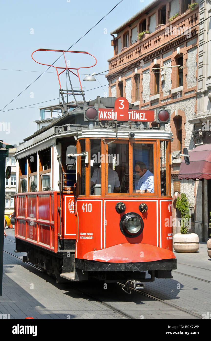 Il Tram di antiquariato che corre tra il Tunel e Piazza Taksim di Istanbul Foto Stock