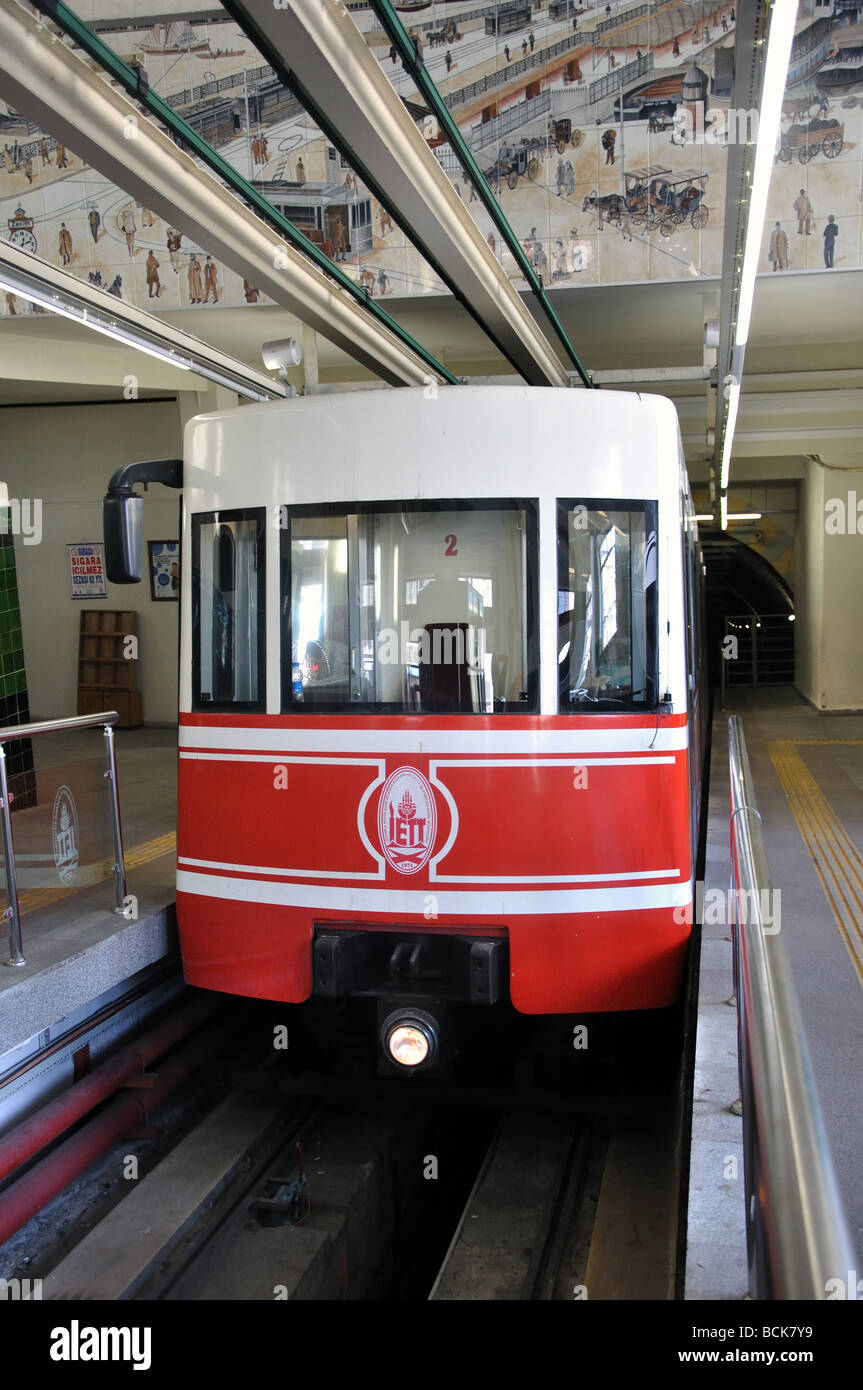 La funicolare di antichi chiamato il tunnel ad Istanbul in Turchia Foto Stock