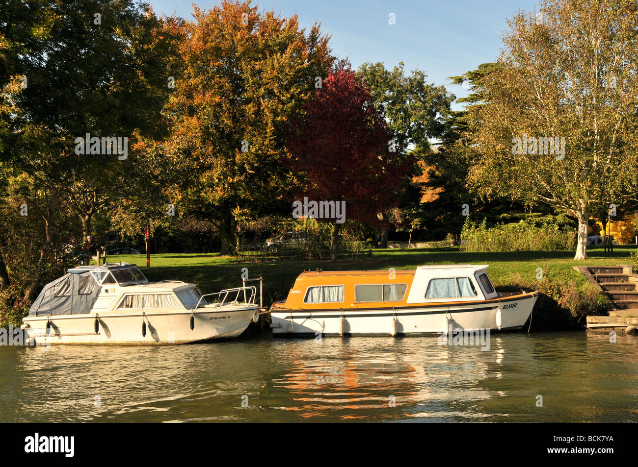 Barche ormeggiate nel fiume Thames , oxford, inghilterra Foto Stock