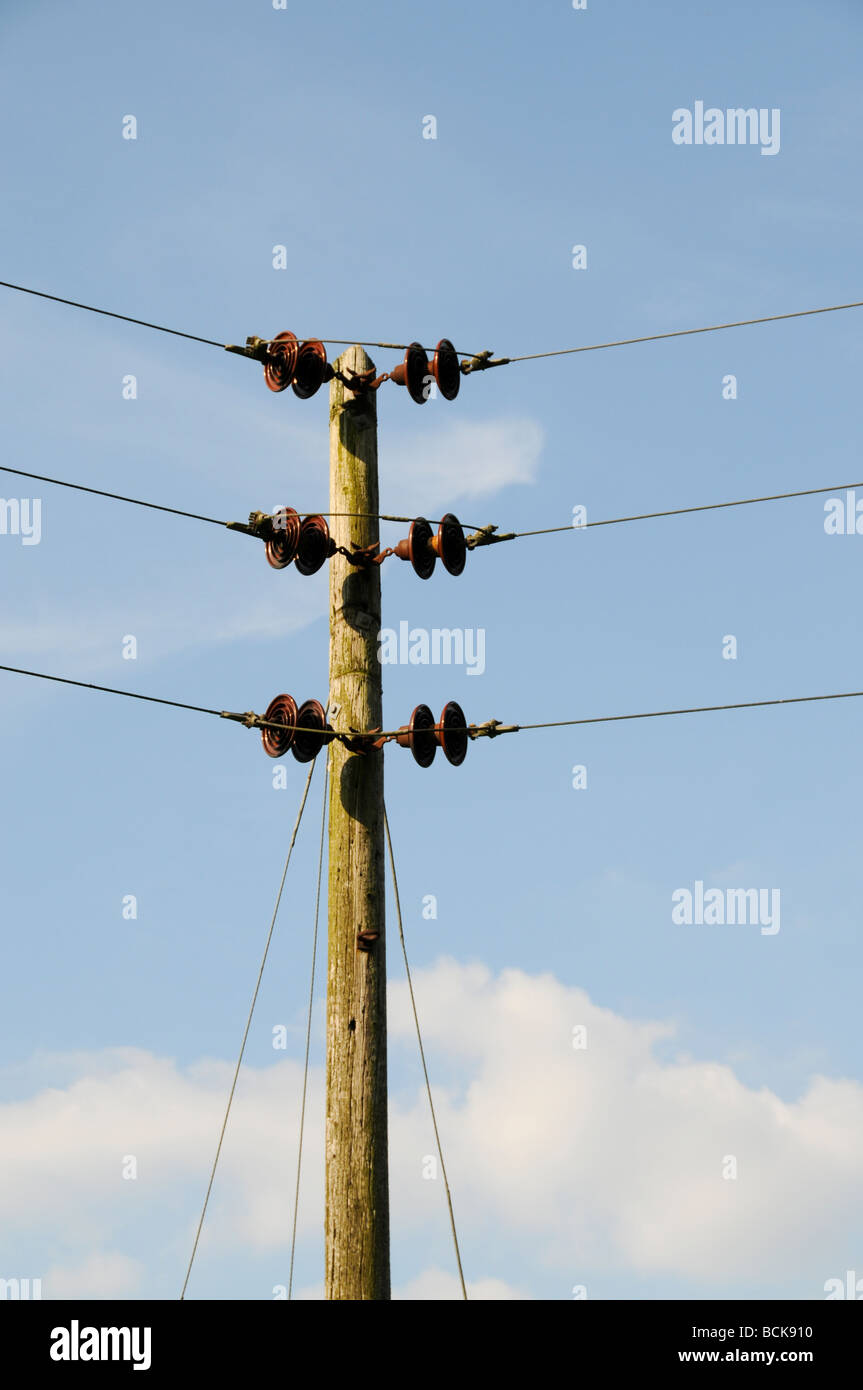 Vecchie linee elettriche sul cielo blu sullo sfondo Foto Stock
