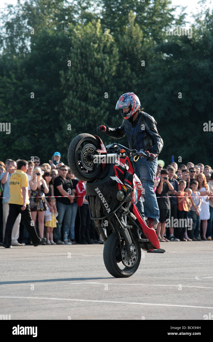 Streetbike freestyle stunt rider bilanciamento sulla ruota posteriore Foto Stock