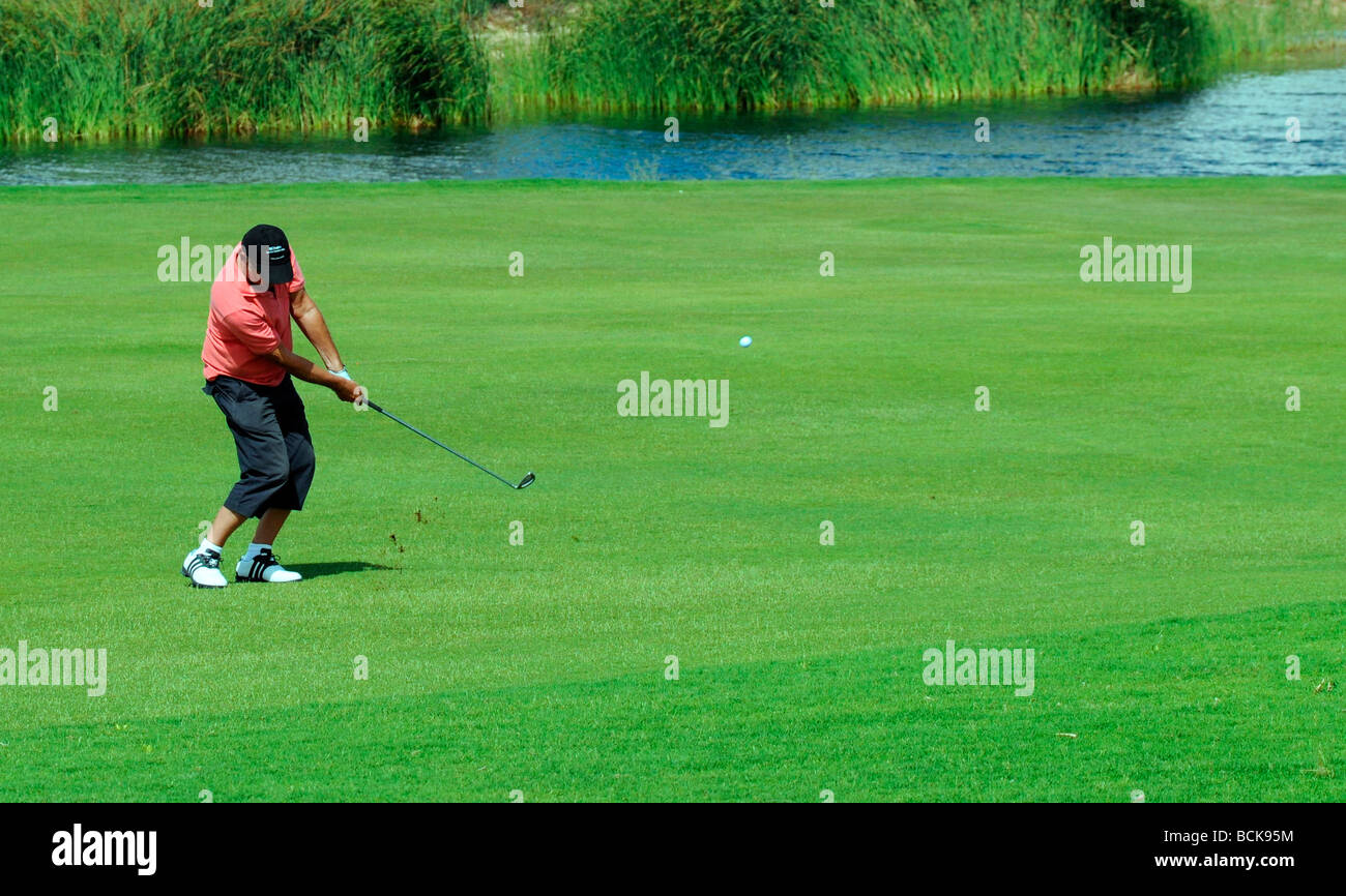 Il Golfer svolge il suo fairway shot su Hacienda Riquelme Golf Resort, Murcia, Spagna Foto Stock