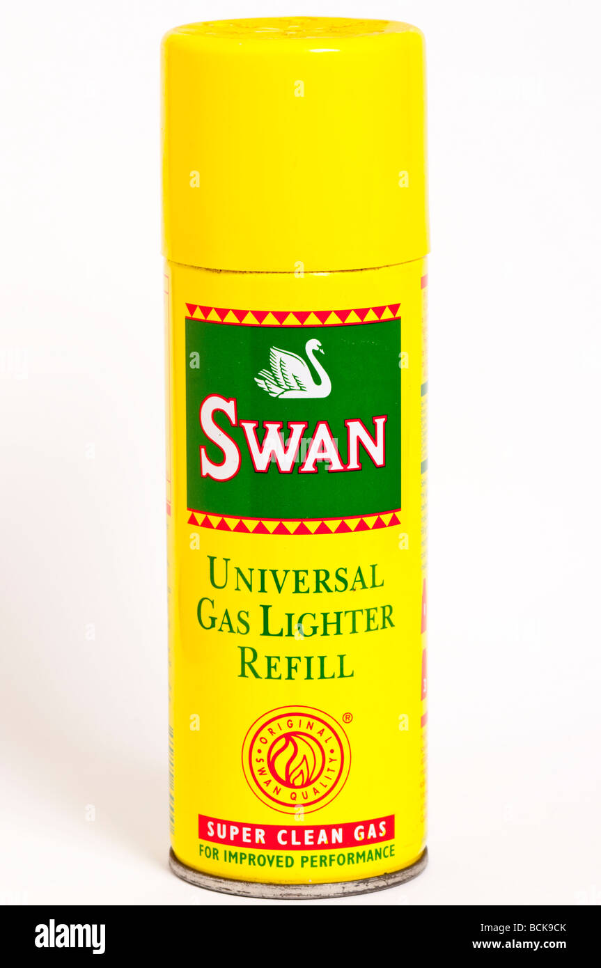 Una chiusura di una lattina di Swan universal accendino a gas di ricarica per riempire nuovamente gli accendini contro uno sfondo bianco Foto Stock