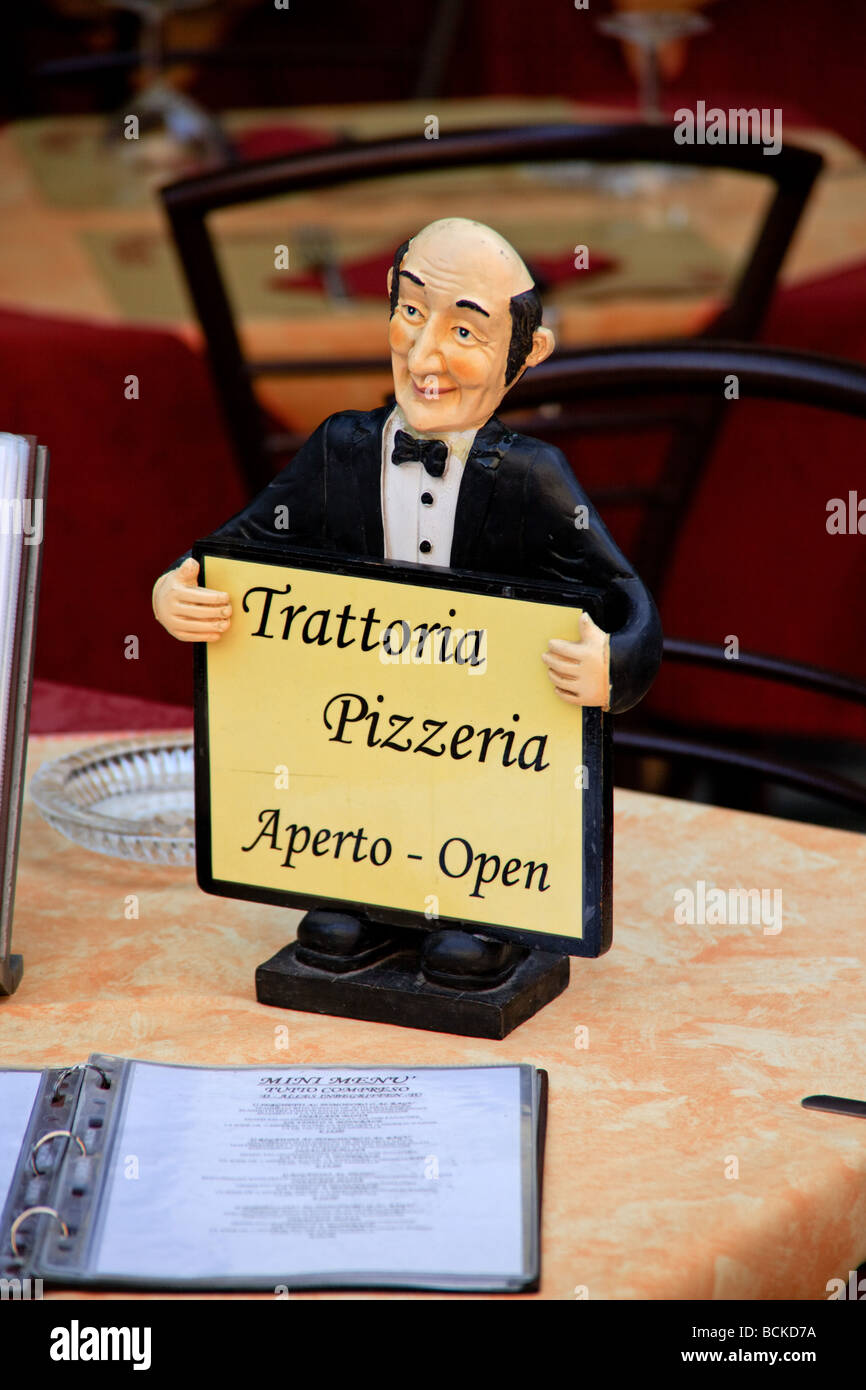 Vestiti di servizio di una pizzeria con uno scudo e menu Foto Stock