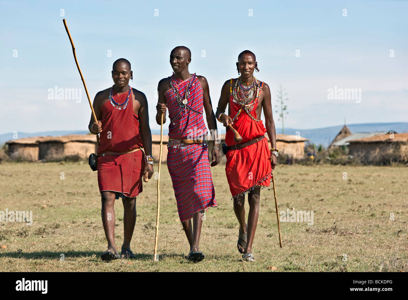 Kenya. Tradizionalmente condita junior Maasai anziani lasciare la loro casa nei pressi del Masai Mara Game Reserve. Foto Stock
