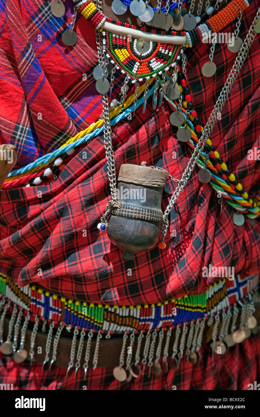 Kenya. Masai Mara. I costumi tradizionali di un junior Maasai elder includente un contenitore di tabacco da fiuto scolpito da un bufalo avvisatore acustico s. Foto Stock