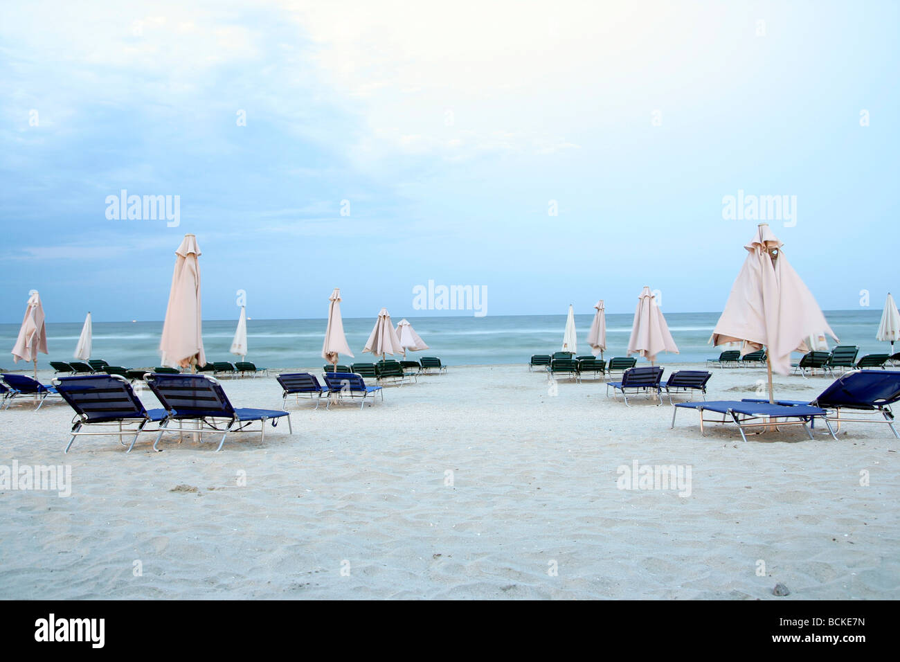 Spiaggia con lettini e ombrelloni. Foto Stock