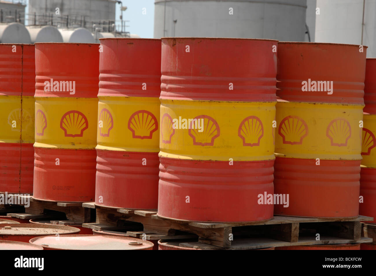 Tamburi di petrolio di Shell Foto Stock