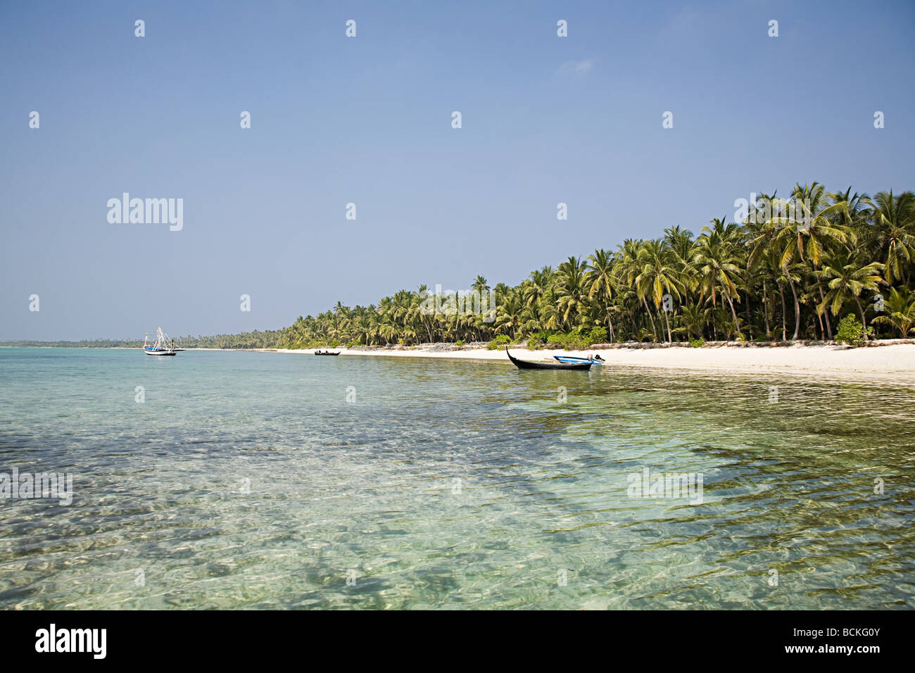 Bellissima spiaggia con le barche in acqua Foto Stock