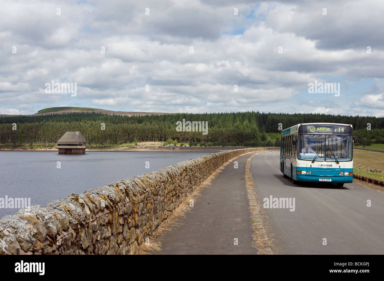 Rurale servizio bus, da Newcastle arriva a Kielder acqua, Northumberland, Regno Unito. Foto Stock