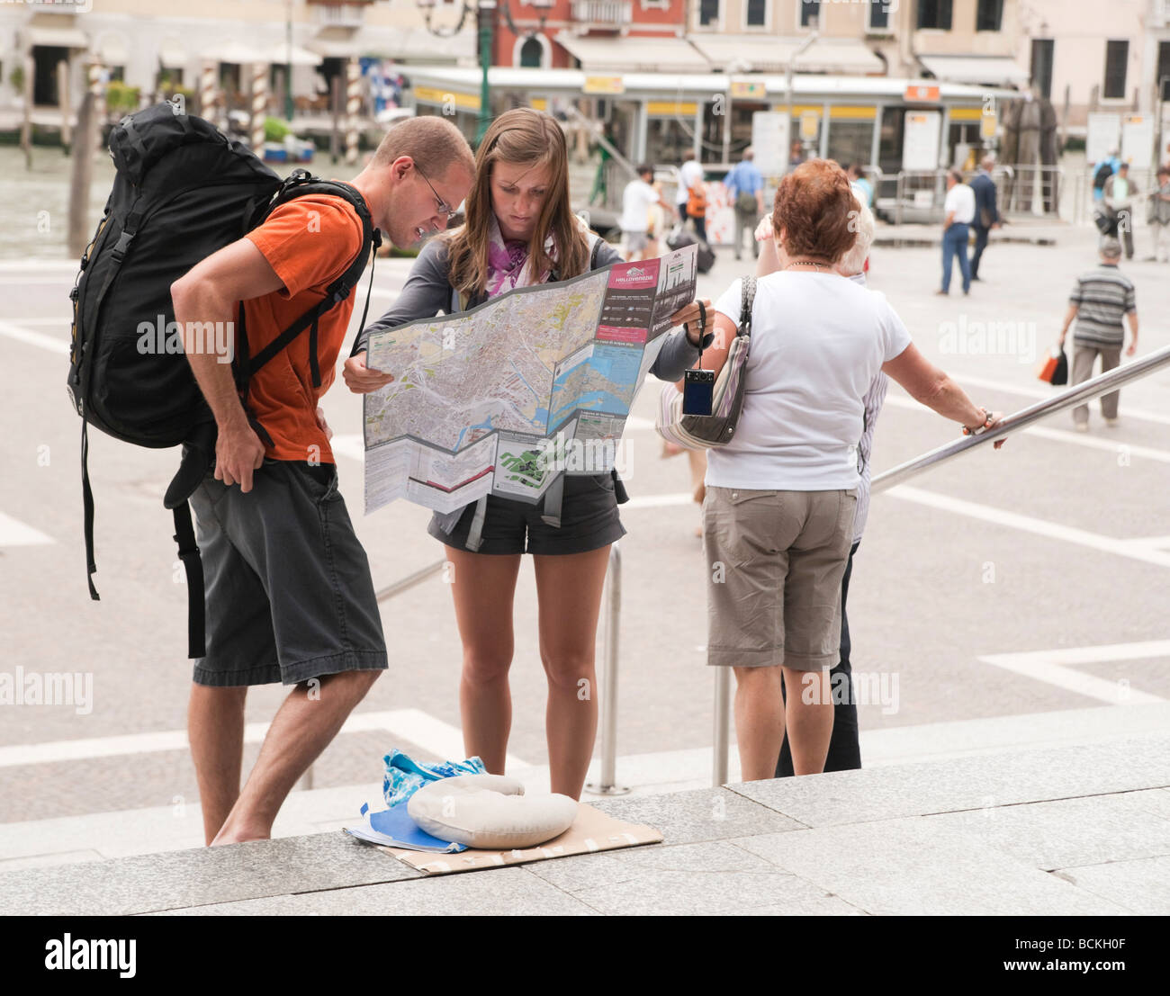 Venezia - giovane turista backpacking giovane usando la mappa vicino a ferrovia stazione ferroviaria Santa Lucia Foto Stock