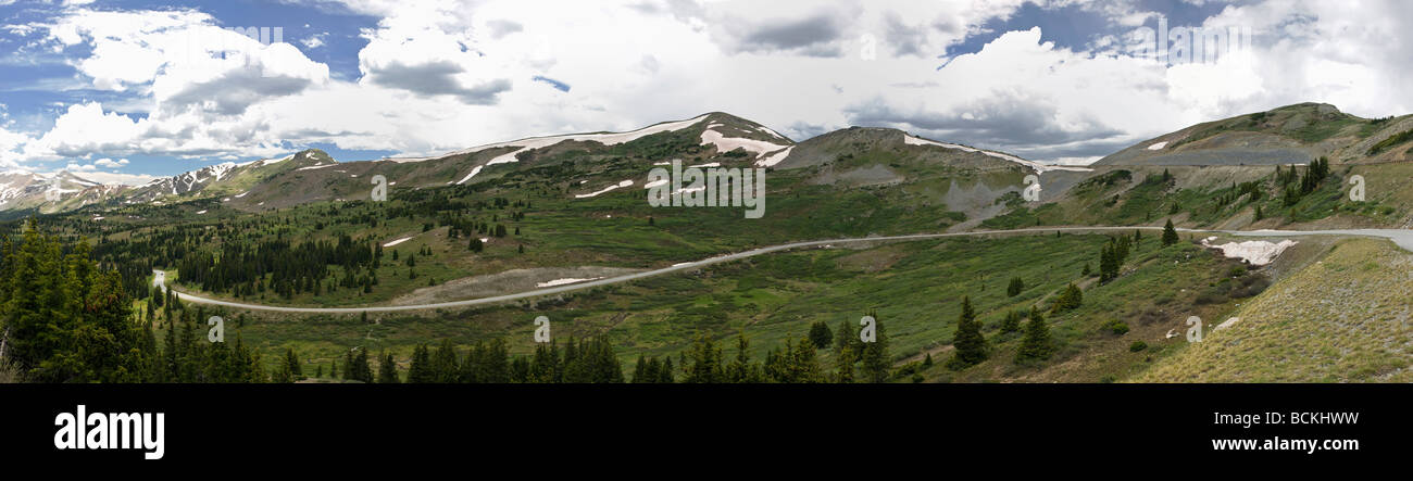 Vista Panoramica verso est verso la collegiata picchi e San Isabel National Forest da pioppi neri americani passano Colorado USA Foto Stock