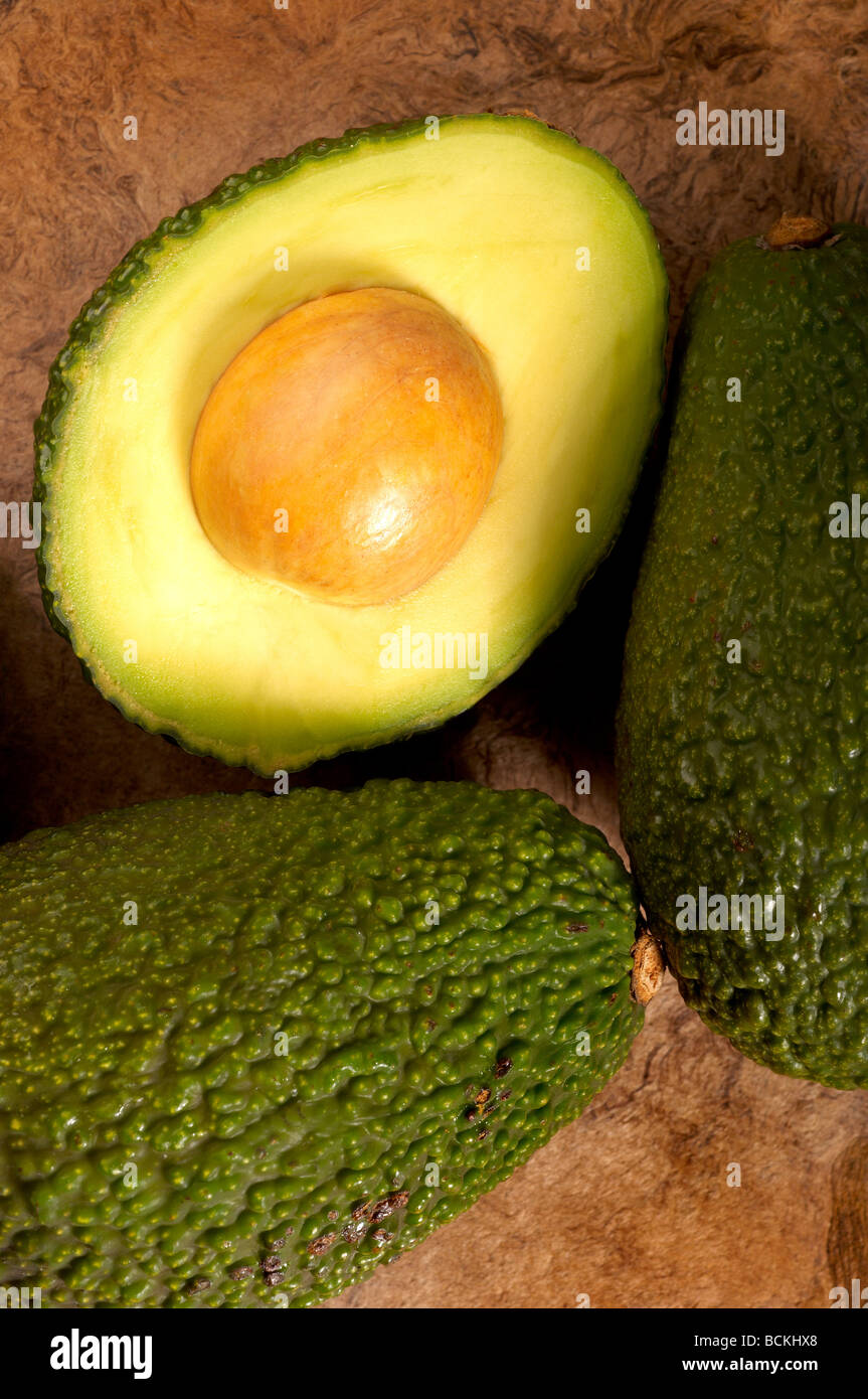 Gli avocadi su sfondo a trama Foto Stock