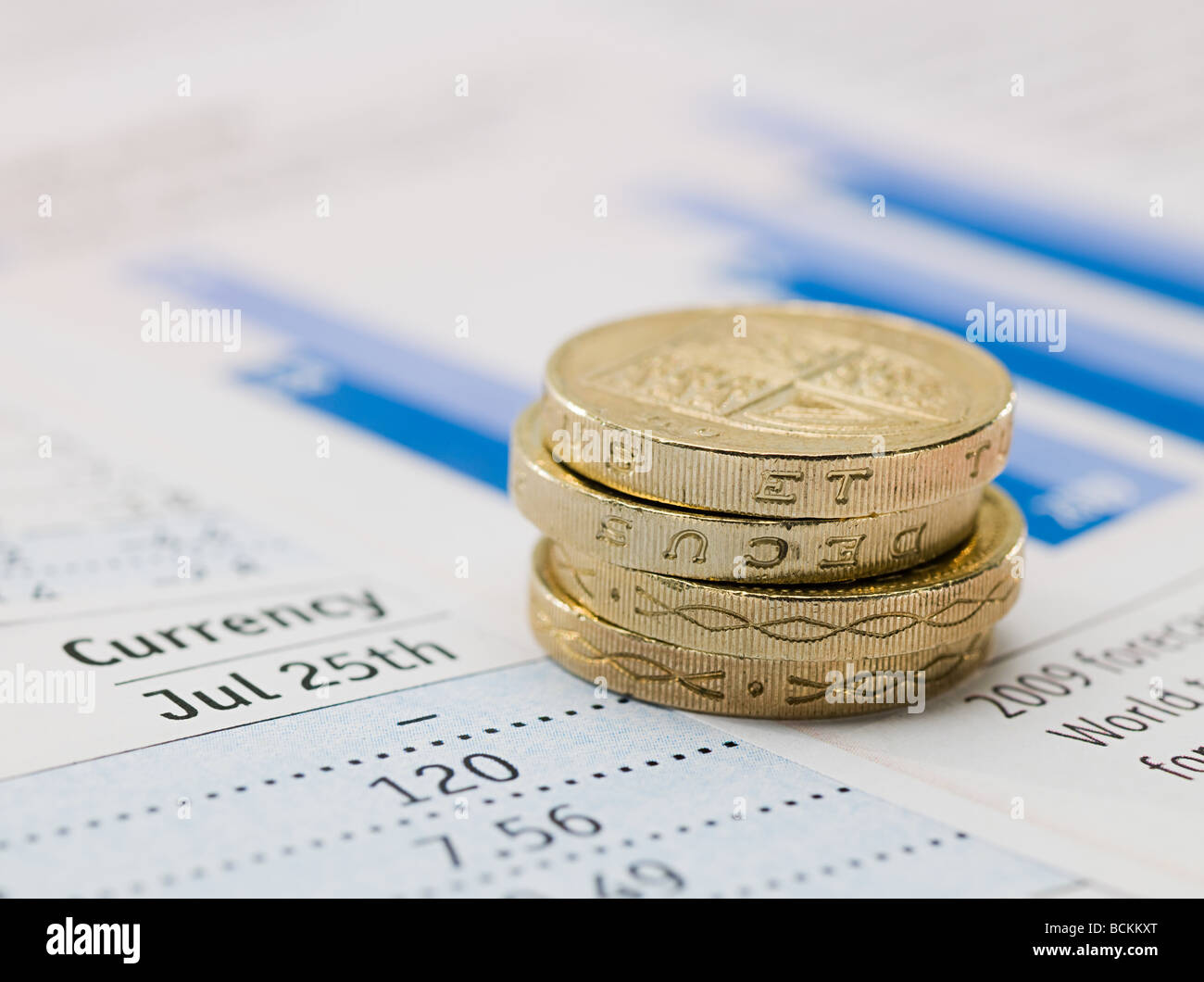 Una libbra di monete e e documenti finanziari Foto Stock