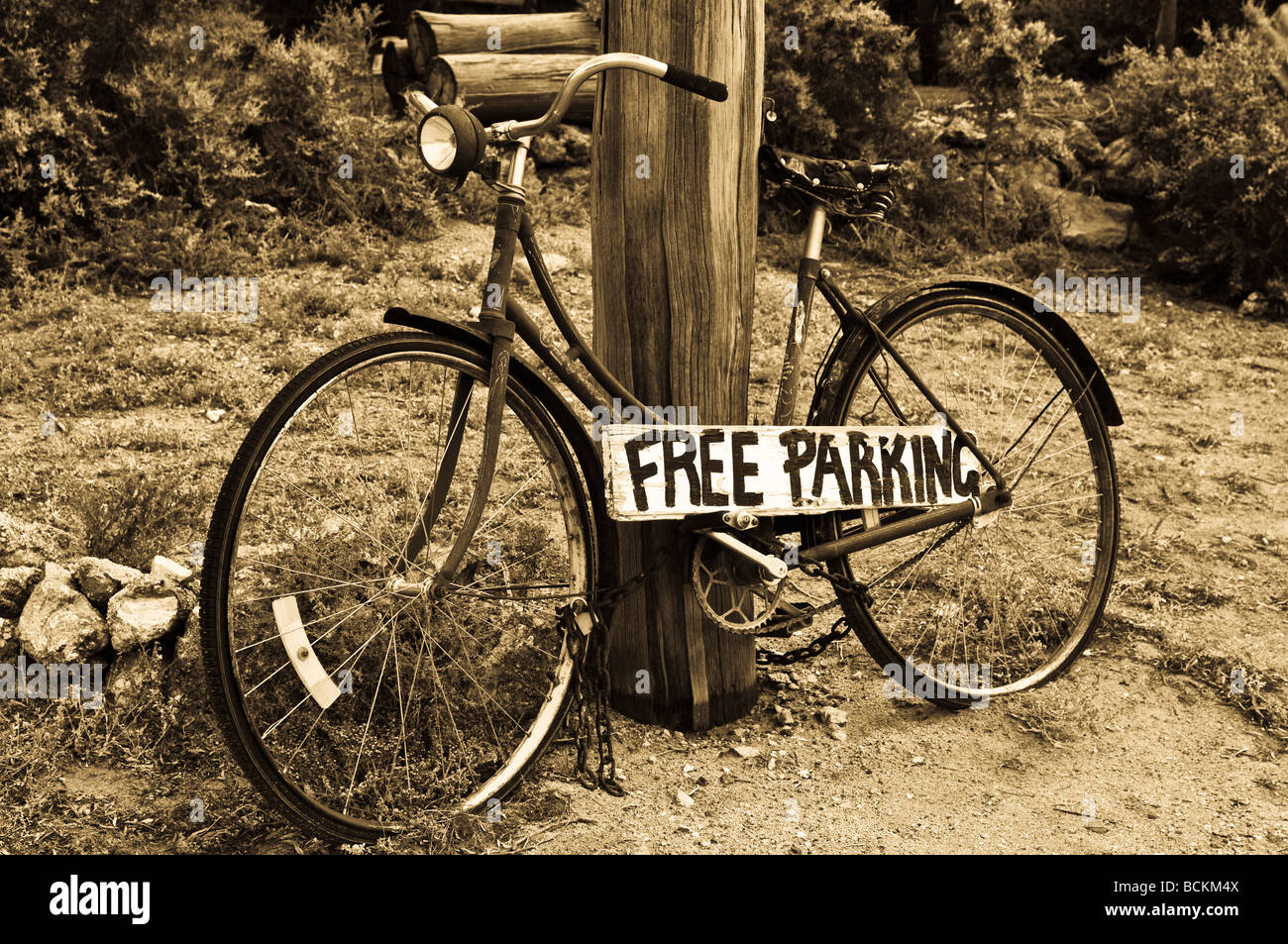 Vecchia bicicletta con un parcheggio gratuito accedi Silverton NSW Australia Foto Stock