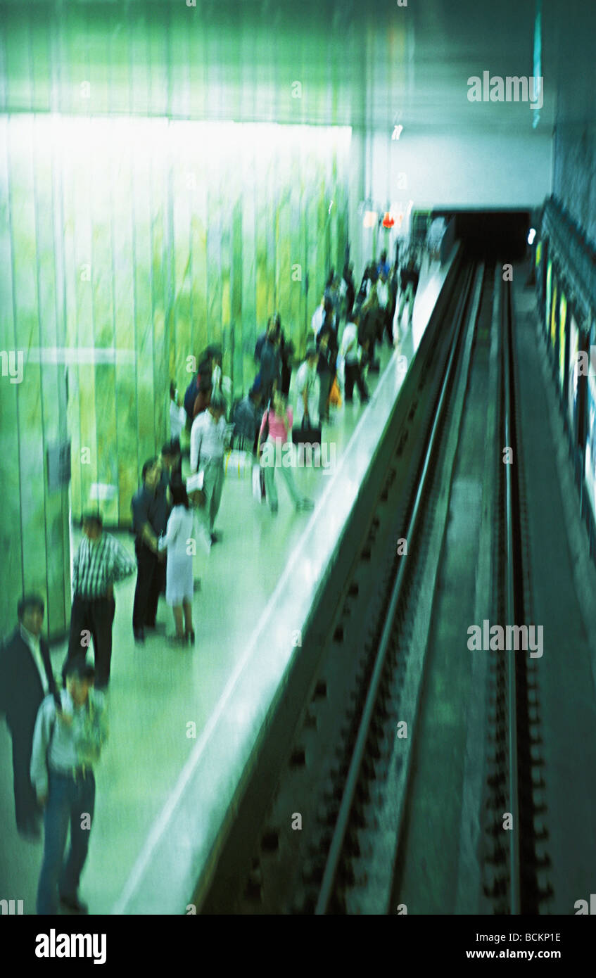 Persone in attesa sulla piattaforma della metropolitana, ad alto angolo di visione Foto Stock