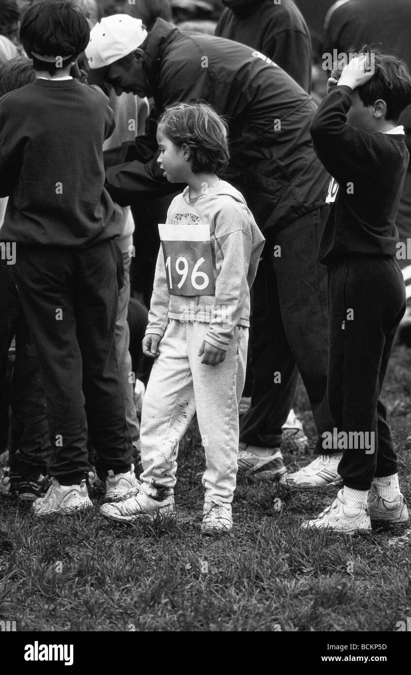 Bambini indossare i numeri di gara, b&W Foto Stock
