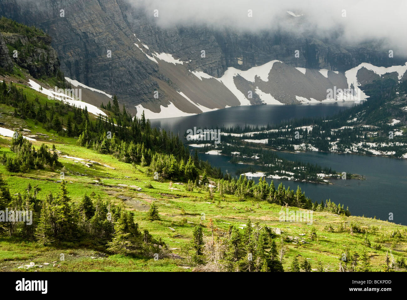 Lago di nascosto nel Glacier National Park Foto Stock