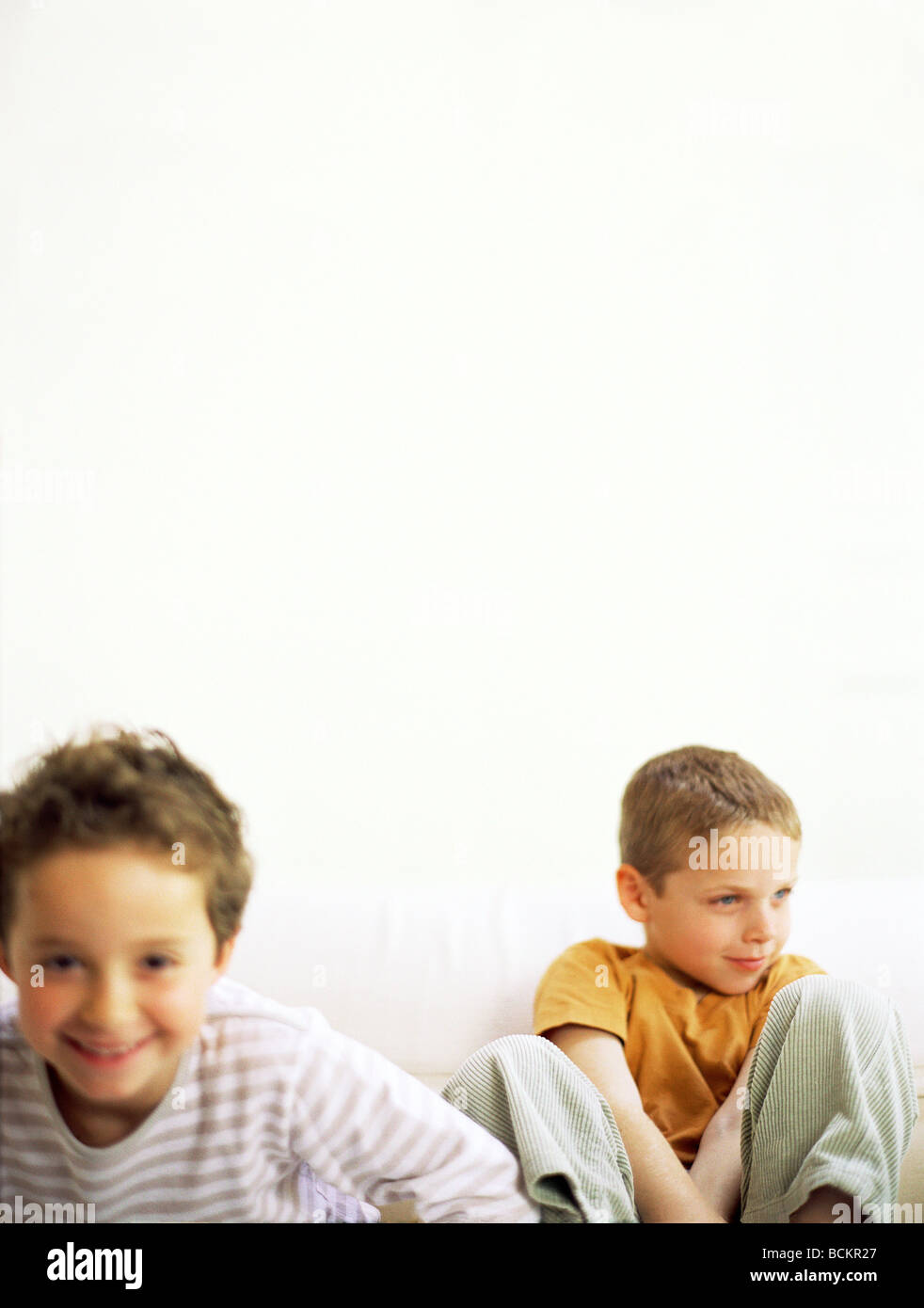 Due ragazzi seduti sul divano Foto Stock