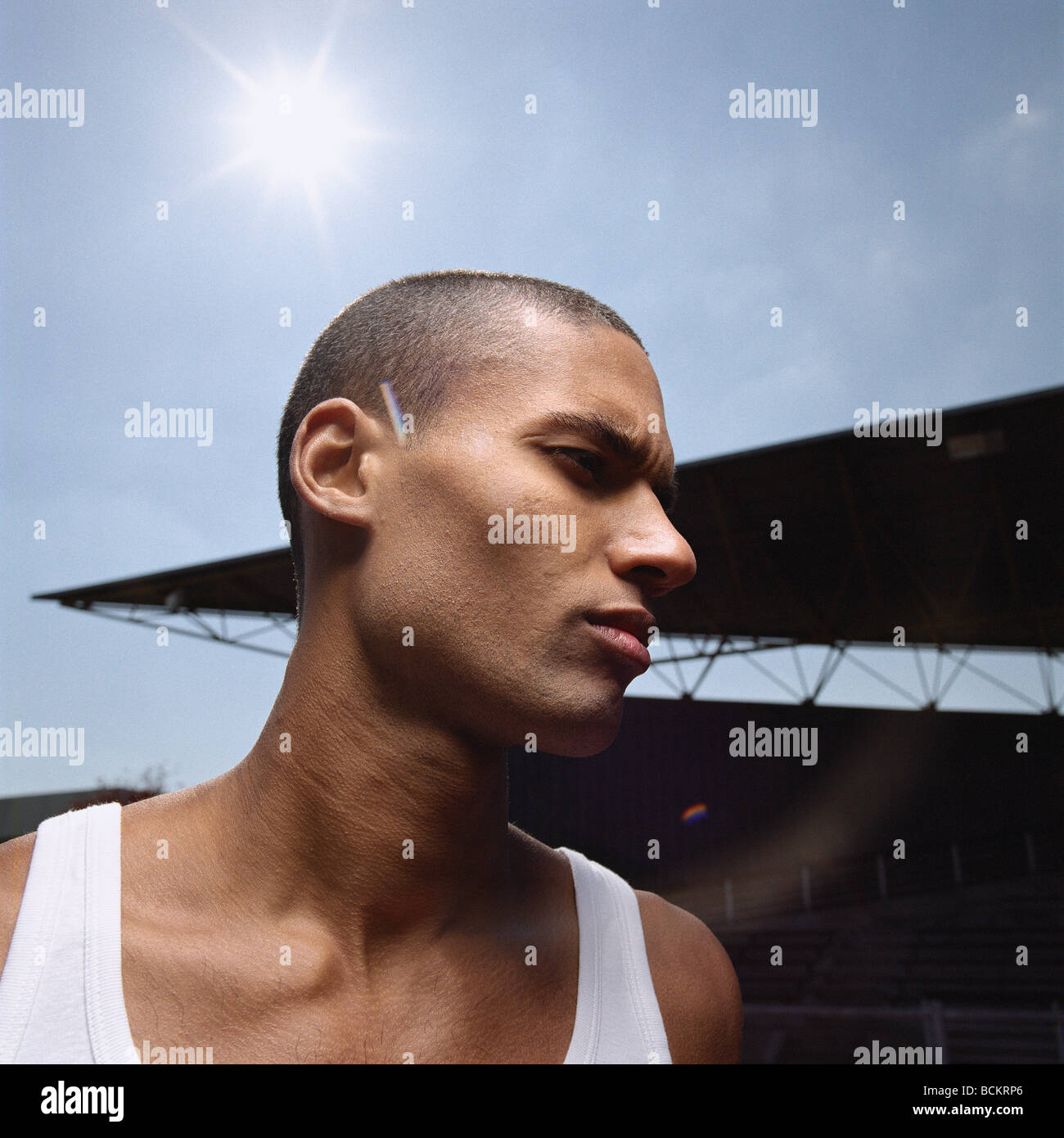 Atleta nel serbatoio superiore, ritratto, stadium in background Foto Stock