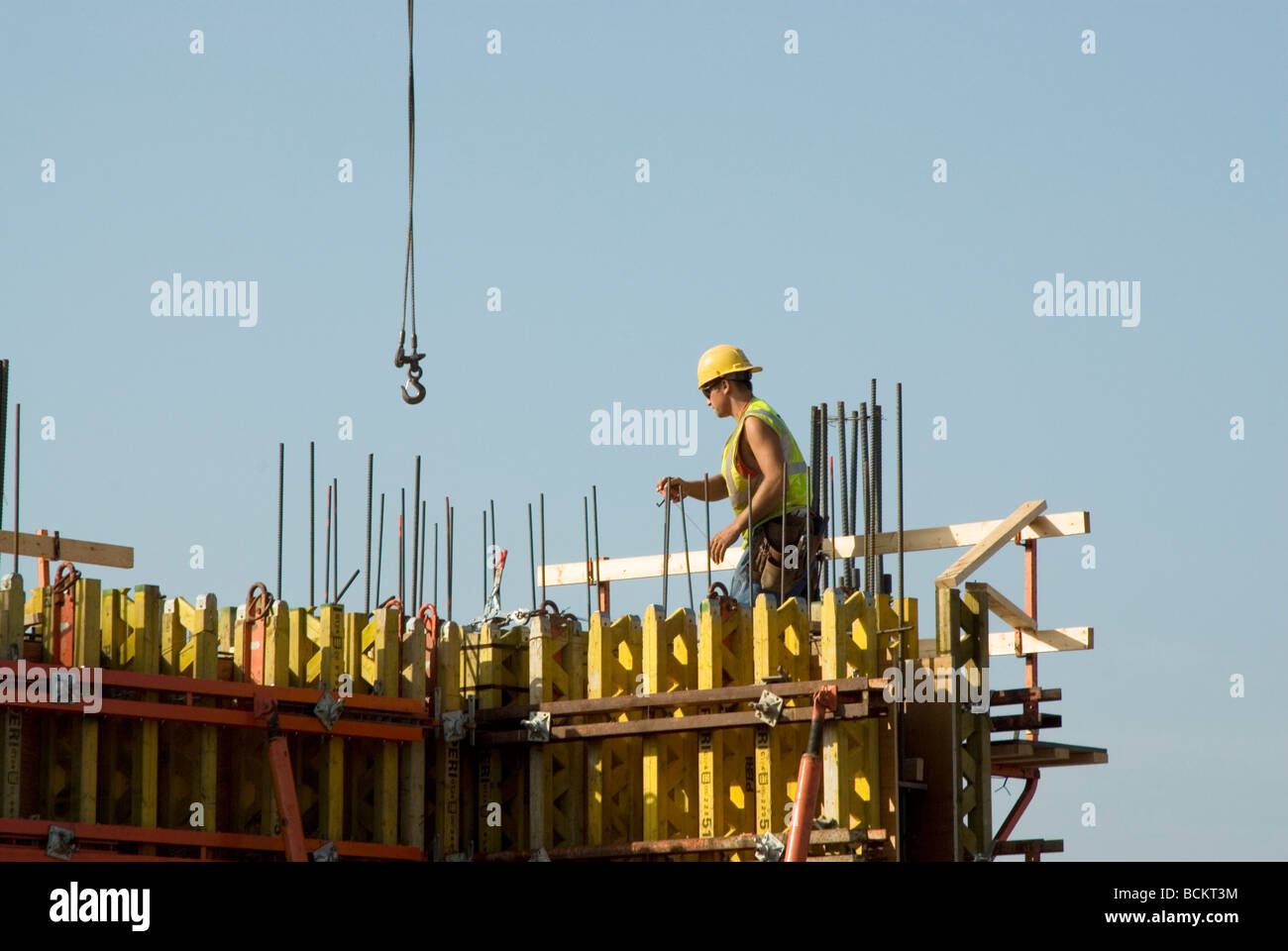 Operaio edile assemblaggio di moduli per una parete di cemento Foto Stock