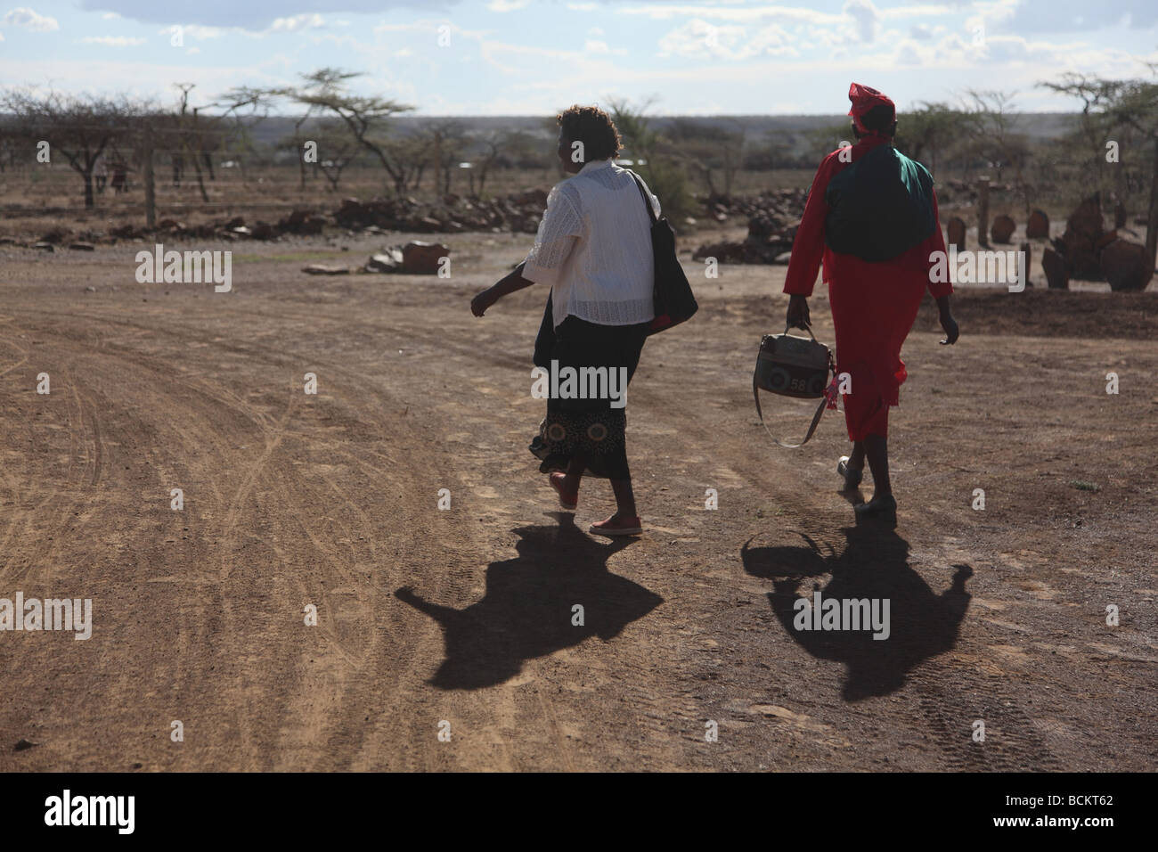 Regione di Laikipia in Kenya 2009, due infermiere sulla strada di casa dal lavoro a piedi. Foto Stock