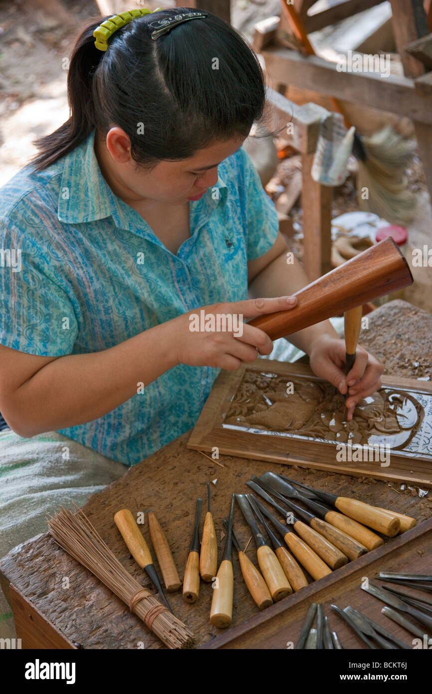 Thailandia. Una donna tailandese intagliare il legno in un workshop nei pressi di Damnern Saduak, 80 km a sud-ovest di Bangkok. Foto Stock