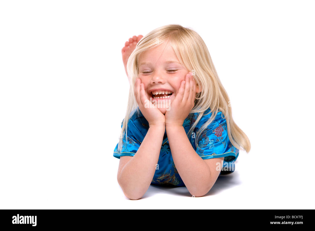 Piuttosto quattro anni ragazza bionda divertendosi Foto Stock