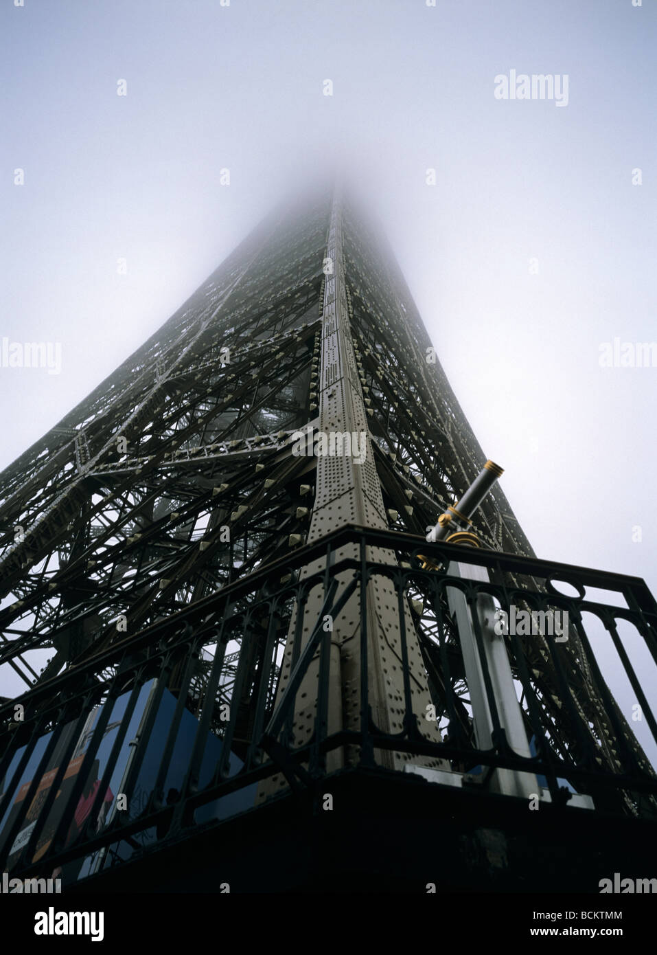 6x4.5cm Paris Eiffel Tower alto sollevamento nella nebbia foggy sky Foto Stock