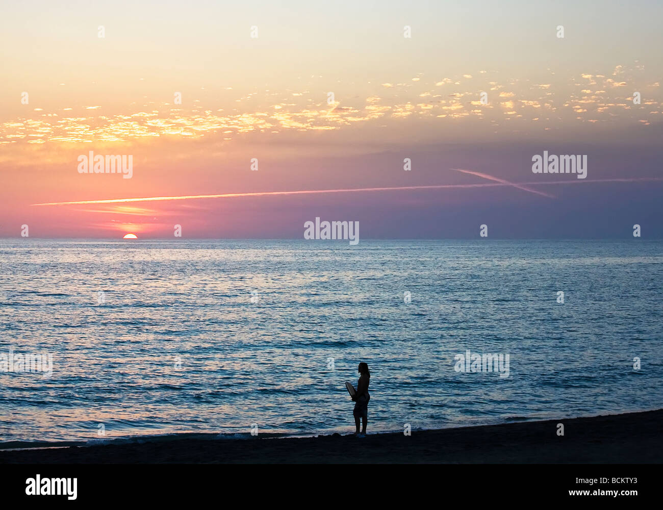 Croce nel Cielo di tramonto sul Golfo del Messico Venezia off Florida fatta dal getto sentieri di vapore Foto Stock