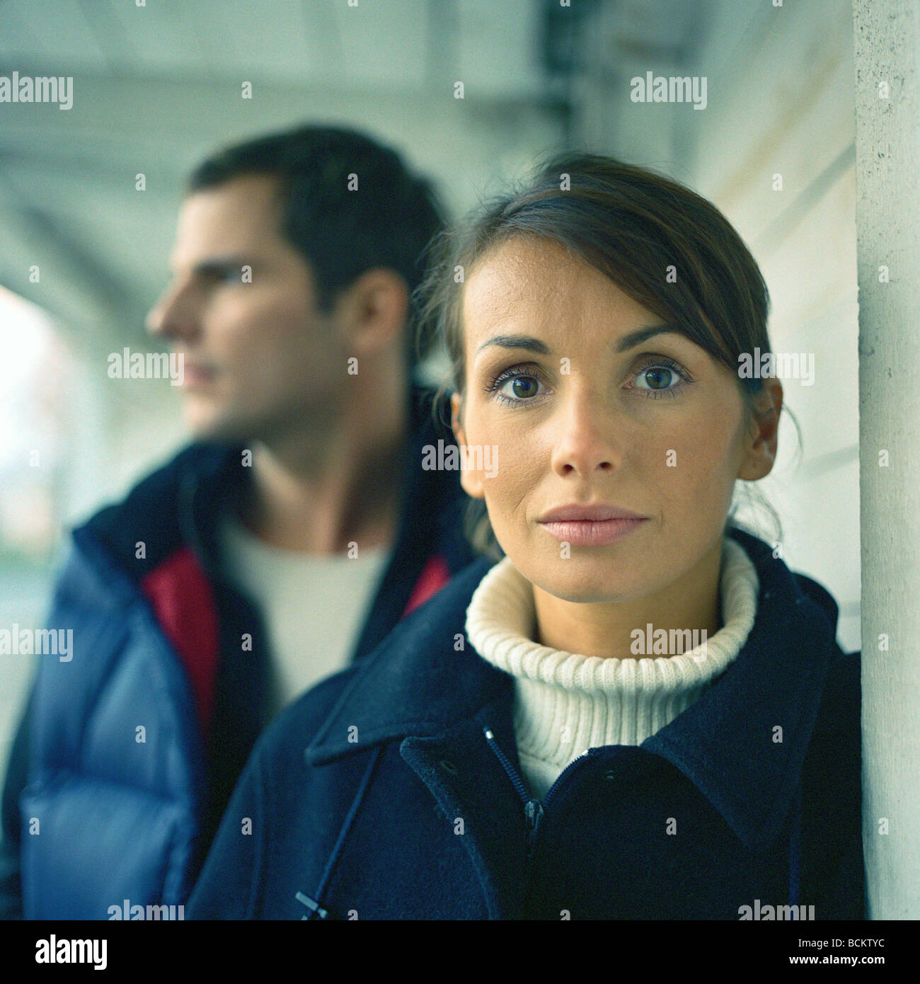 L uomo e la donna in piedi insieme in passerella coperta Foto Stock