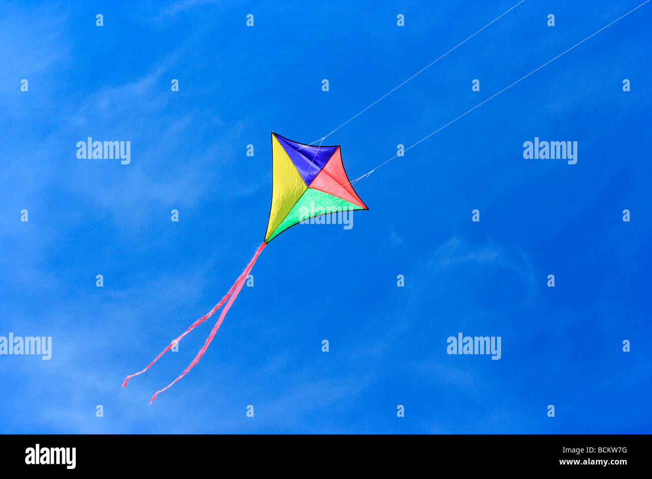 Il kite colorati su un cielo blu Foto Stock