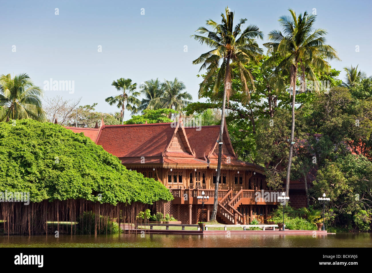 Thailandia. Un tipico thailandese in stile casa di legno usato come un guest cottage al Rose Garden un complesso turistico impostato in 75 acri di terreno. Foto Stock