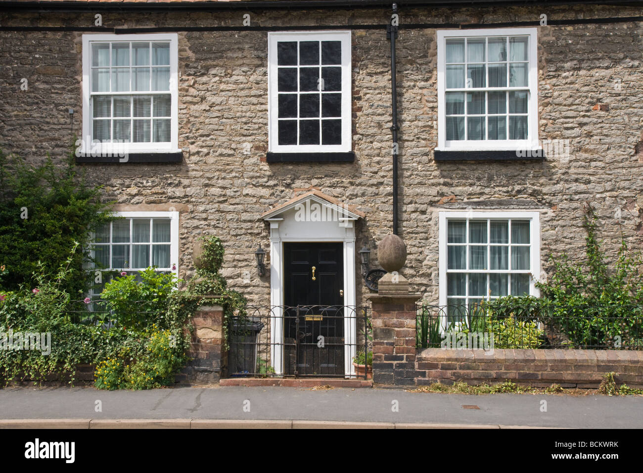 Casa a Much Wenlock, Shropshire, mostra una finestra bloccata fino a evitare la finestra Imposta. Foto Stock