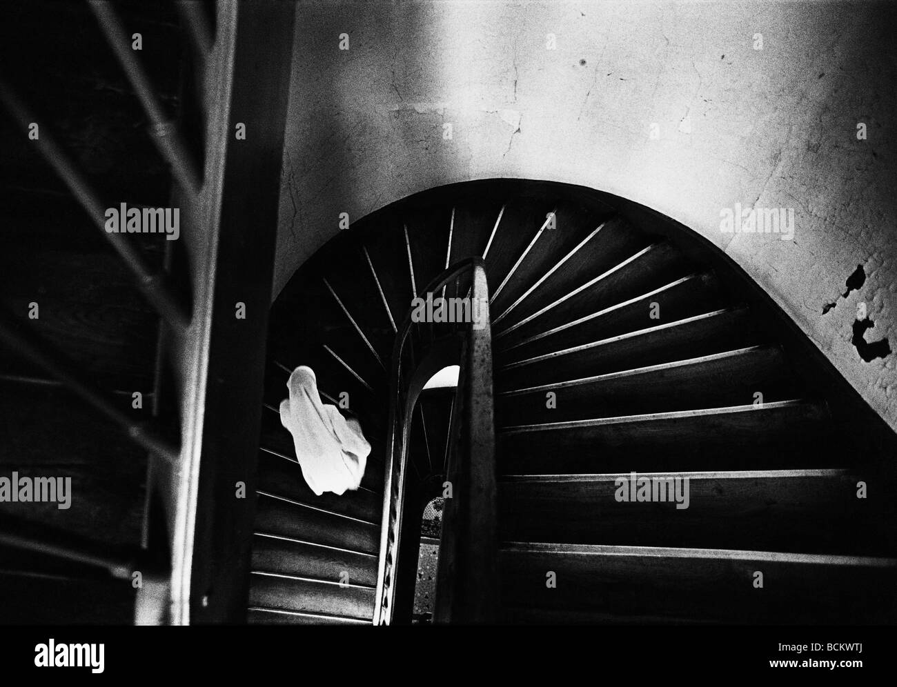 Donna con vail coming up scala a chiocciola, b&W Foto Stock