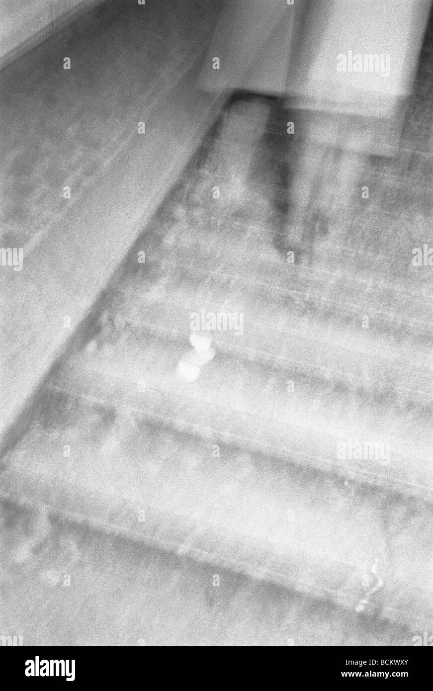 Persona salendo le scale, bassa sezione, offuscata, b&W Foto Stock