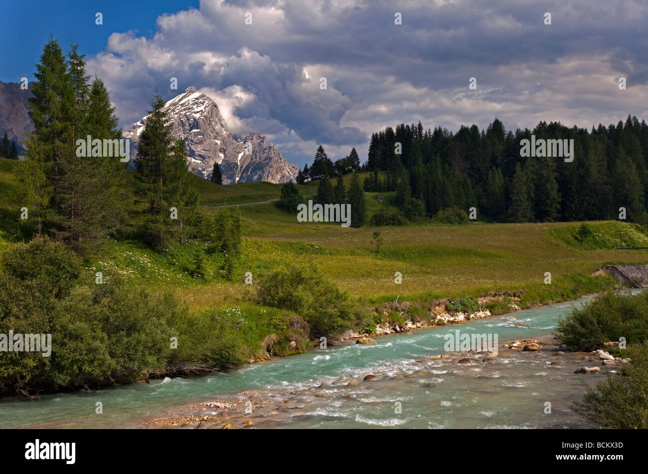 Il monte Antelao e il torrente Boite a Cortina d'Ampezzo, Dolomiti, Italia Foto Stock