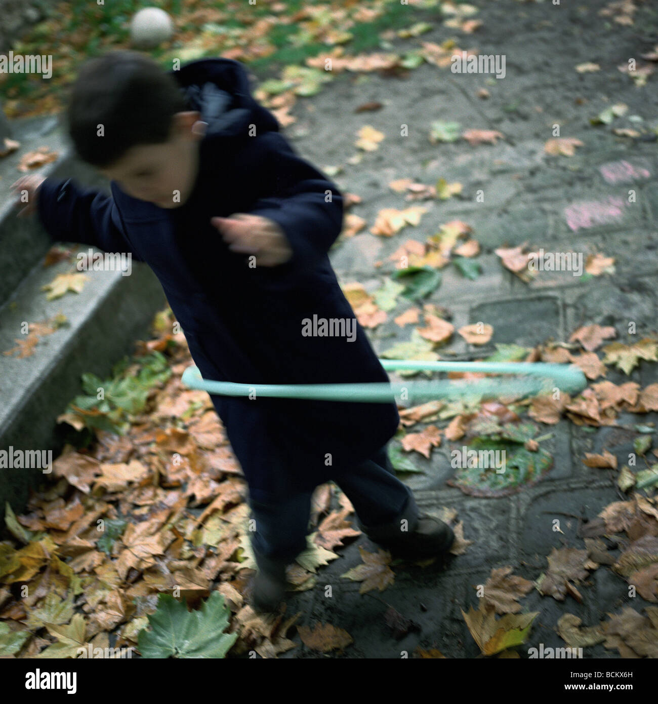 Ragazzo giocando con cerchio in plastica Foto Stock