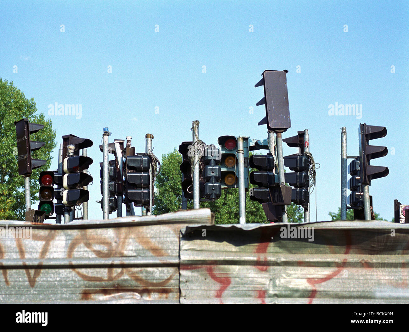 Gruppo di semafori dietro il contenitore di metallo Foto Stock