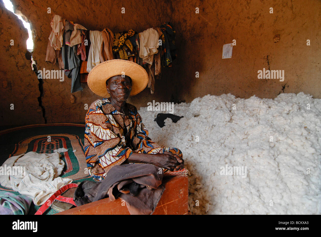 Africa occidentale Burkina Faso , fairtrade e cotone organico progetto , coltivatore di cotone con il suo store nella sua capanna Foto Stock