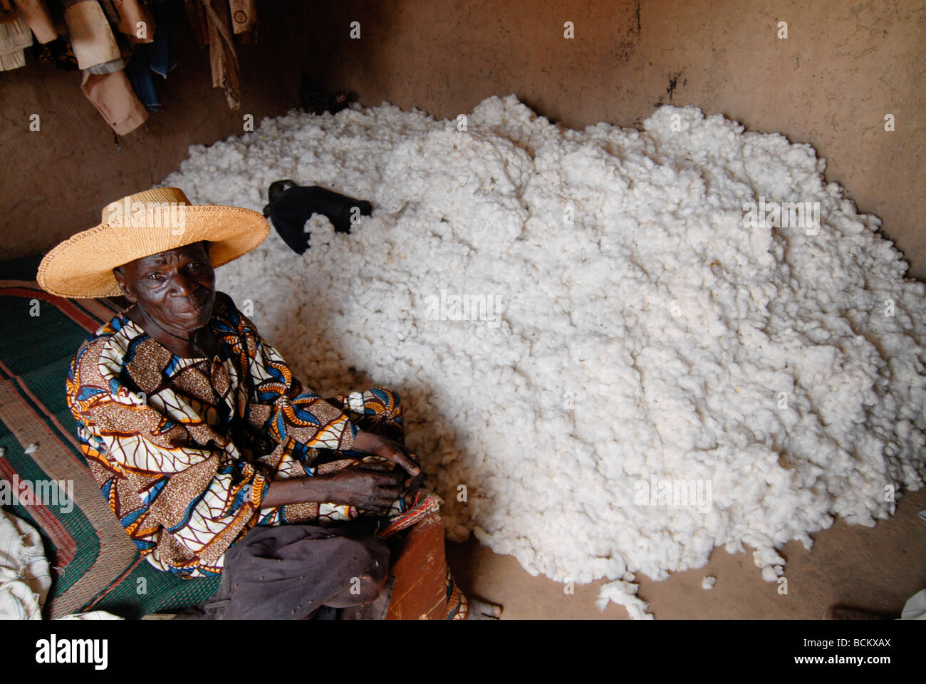 Africa occidentale Burkina Faso , fairtrade e cotone organico progetto , coltivatore di cotone con il suo store nella sua capanna Foto Stock