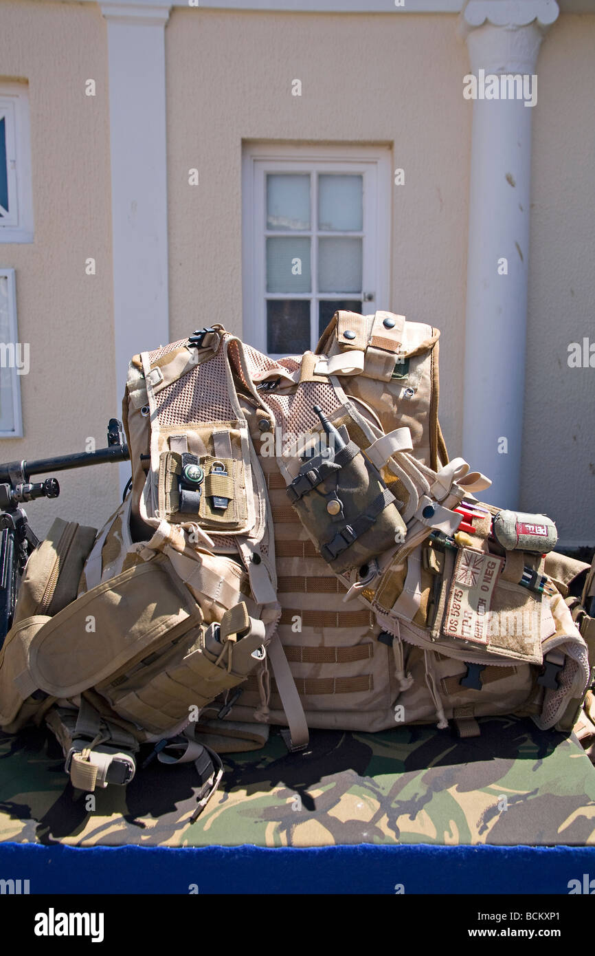 Completamente attrezzato esercito britannico vest. Worthing, West Sussex, Regno Unito Foto Stock