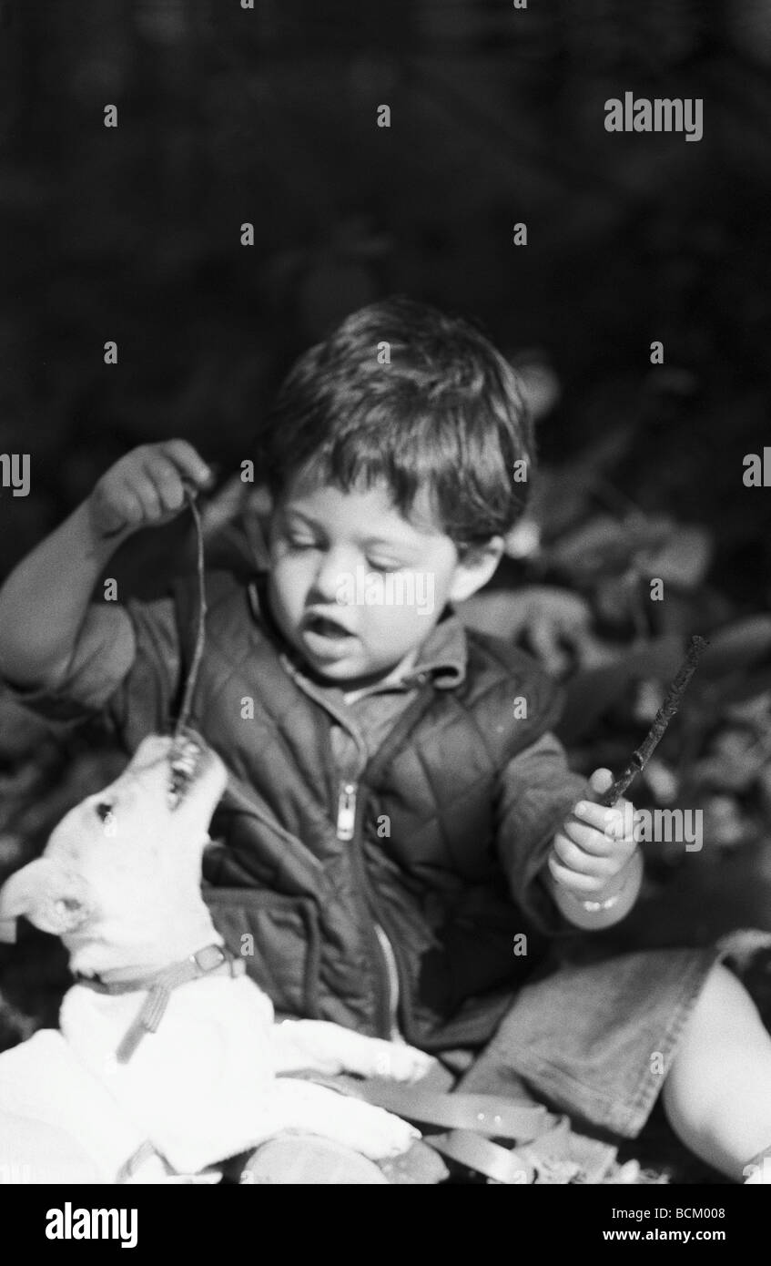 Bambino che gioca con il cane Foto Stock