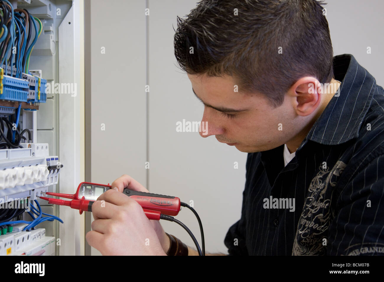 Elettricista a lavorare nella scuola di formazione per maestri artigiani Foto Stock