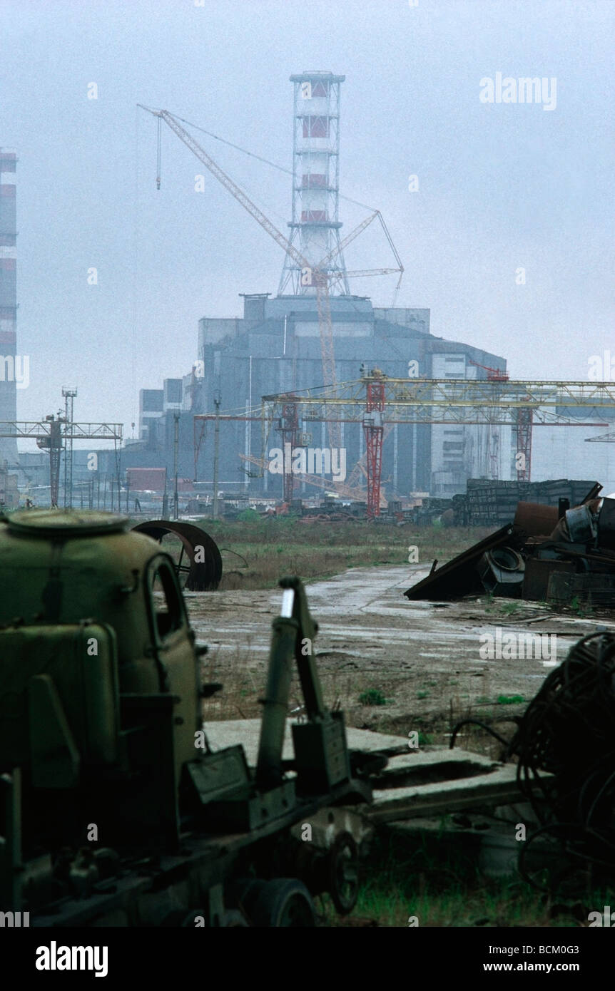 Dopo l'incidente nucleare di Chernobyl nel mese di aprile del 1986. Attrezzature radioattivo abbandonato in un campo vicino al reattore di Cernobyl 4 Foto Stock