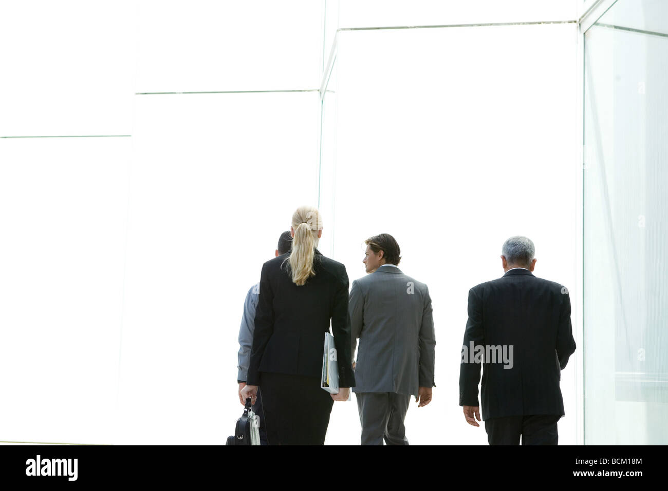 La gente di affari a piedi, vista posteriore, tre quarti di lunghezza Foto Stock