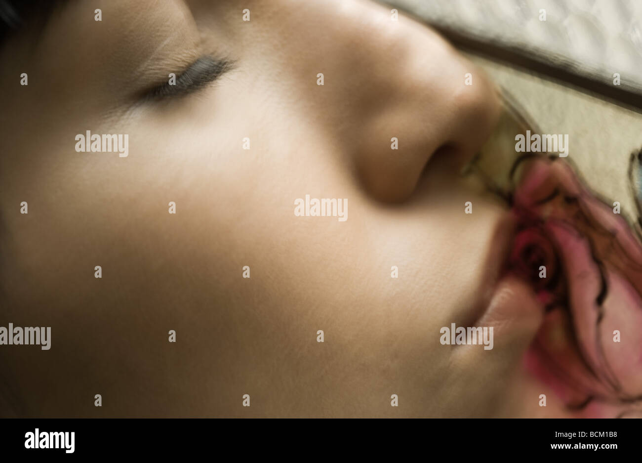 Donna con gli occhi chiusi, extreme close-up di faccia, profilo Foto Stock